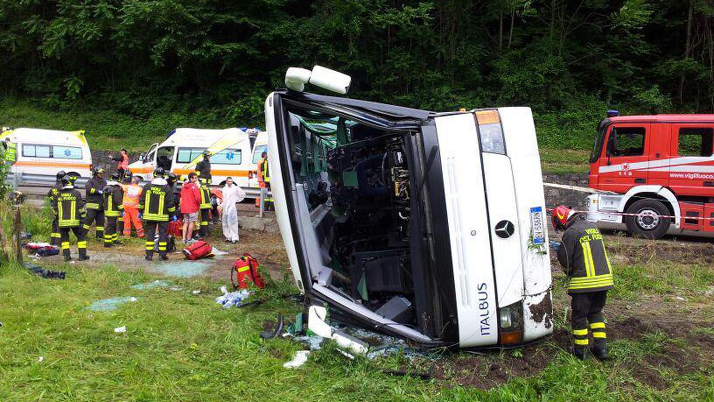 Il pullman uscito di strada giovedì presso Feltre 