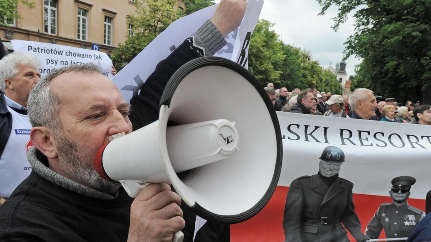 Le proteste a Varsavia durante le esequie di Jaruzelski