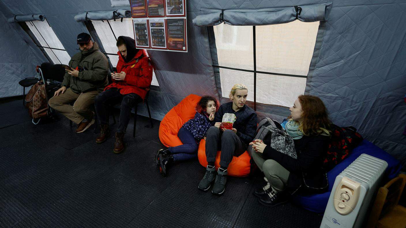 Alcune persone stazionano a Kiev in uno dei rifugi allestiti dalle autorità e dotati di riscaldamento, prima assistenza e collegamenti a Internet 