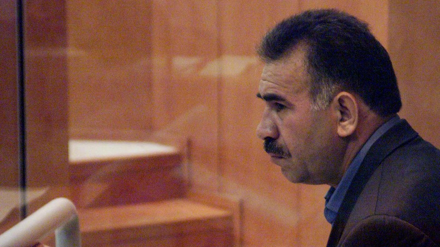 Abdullah Öcalan al processo che lo condannò a morte nel 1999, pena poi tramutata in ergastolo che sta ancora scontando sull'isola di Imrali