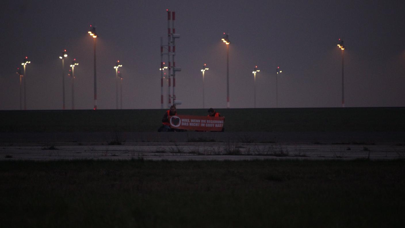 La protesta negli spazi dell'aeroporto di Berlino