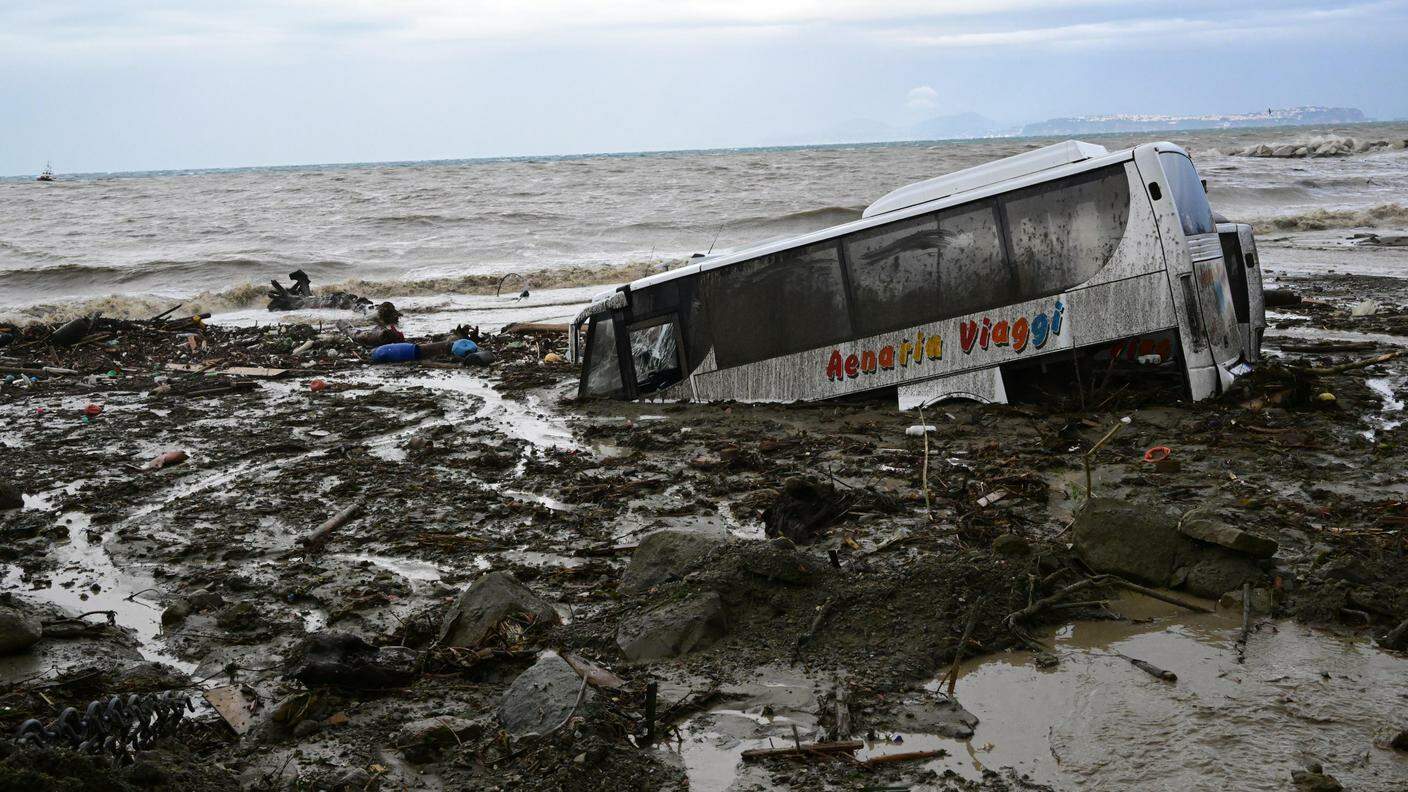 Un minibus trascinato in mare dallo smottamento