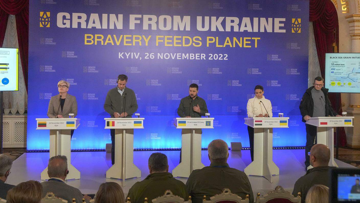 Volodymyr Zelensky con i dirigenti stranieri giunti a Kiev per lanciare l'iniziativa "Grain from Ukraine"