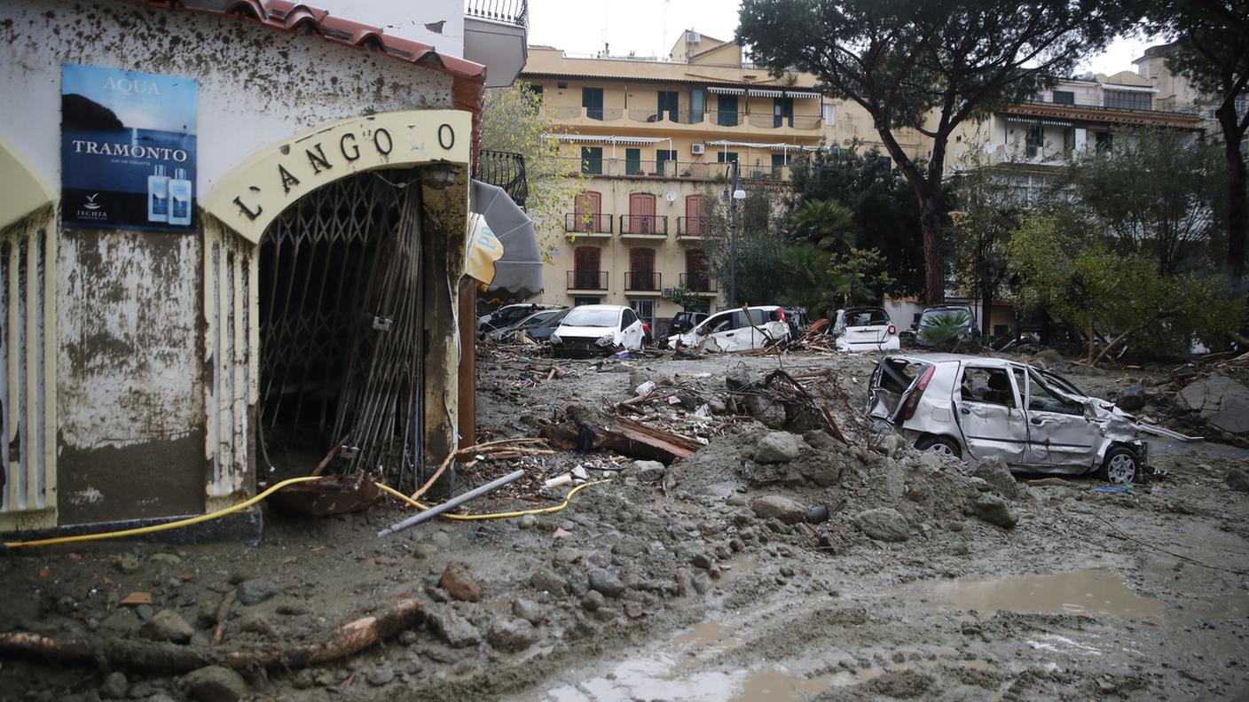 Strade e piazze invase dal fango