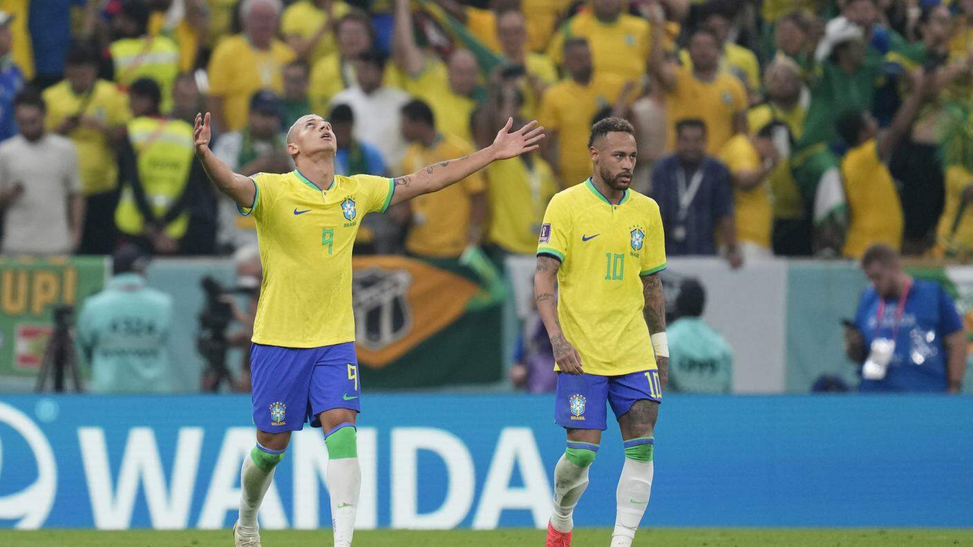 Richarlison festeggia il gol alla Serbia. Accanto a lui Neymar, assente per infortunio contro la Svizzera