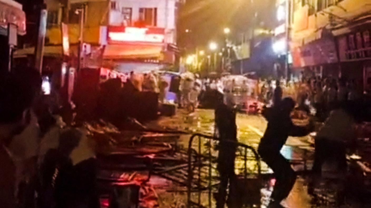 Polizia antisommossa bersagliata dai manifestanti