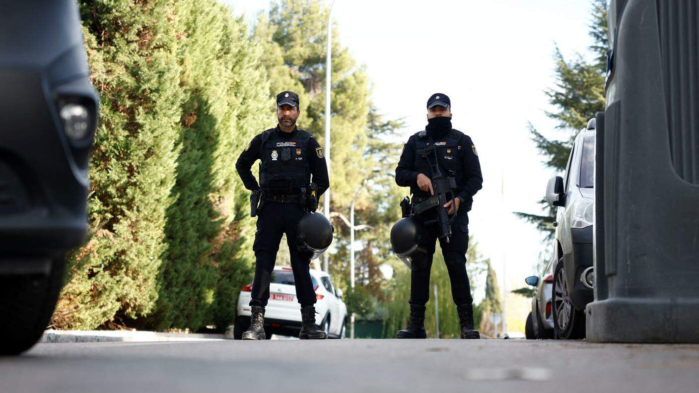 La polizia spagnola ha proceduto a isolare la zona dove ha sede la legazione ucraina