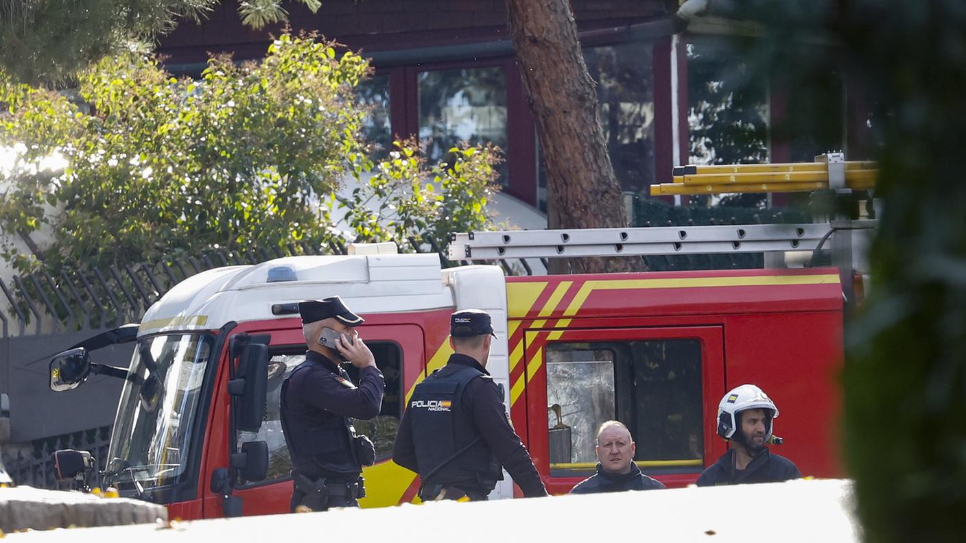 Sul posto sono intervenuti specialisti nel disinnesco di esplosivi e varie unità di polizia