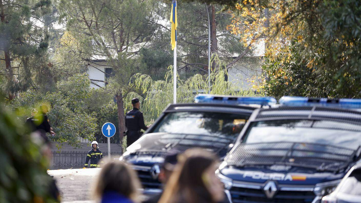Poliziotti di fronte alla sede diplomatica ucraina di Madrid, che è stata isolata