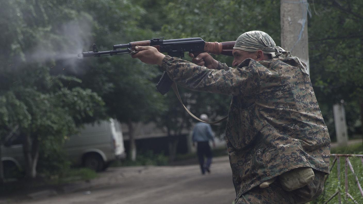 Un filorusso in combattimento a Lugansk