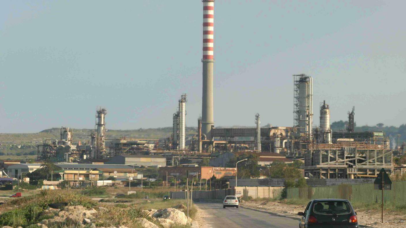 La raffineria Lukoil ha sede nella località di Priolo e copre da sola circa il 20% del fabbisogno nazionale