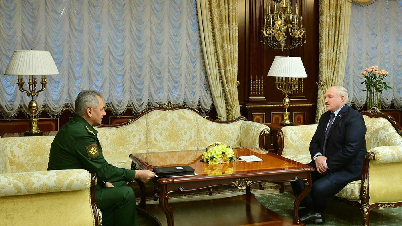 Il ministro della Difesa russo Sergei Shoigu e il presidente bielorusso Aleksandr Lukashenko