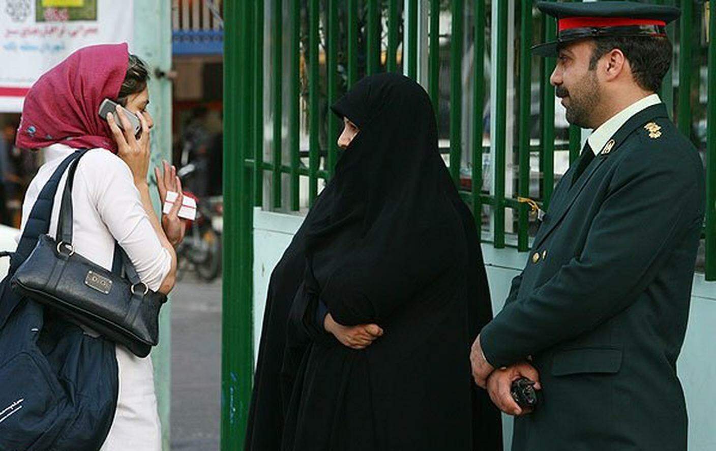 Una pattuglia della polizia morale in azione a Teheran