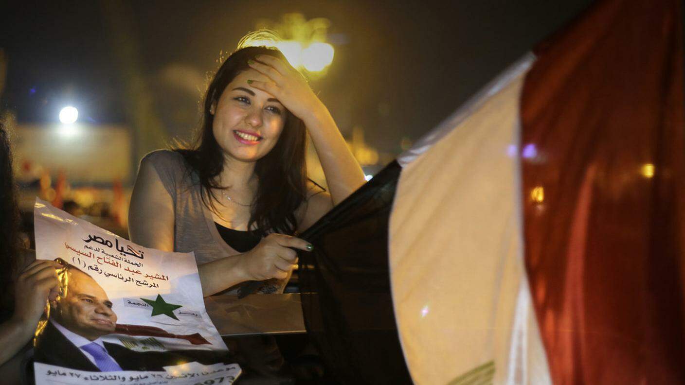 Una sostenitrice di Al Sisi in piazza Tahrir