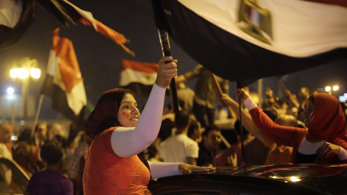 Supporter di Al Sisi con la bandiera nazionale