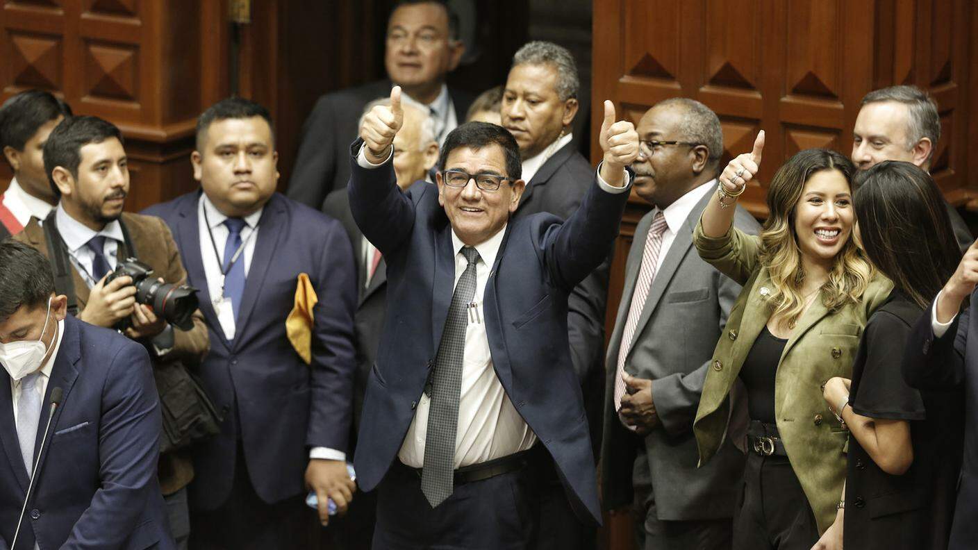 I parlamentari in festa dopo aver destituito il presidente