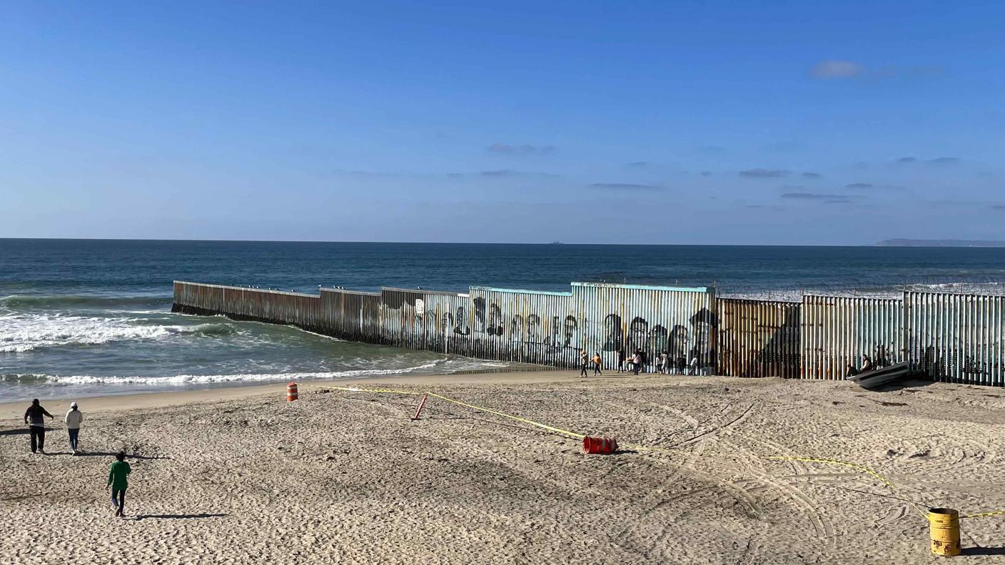 Muro che separa la città di Tijuana dagli Stati Uniti fino ad entrare nell’Oceano Pacifico. Diversi migranti hanno perso la vita cercando di raggiungere gli Stati Uniti a nuoto