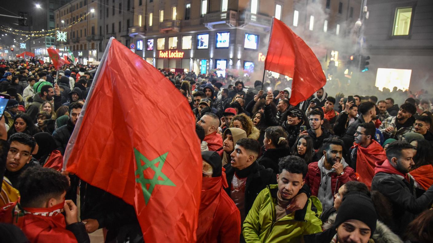 La folla dei tifosi marocchini in corso Buenos Aires, dove è avvenuta l'aggressione