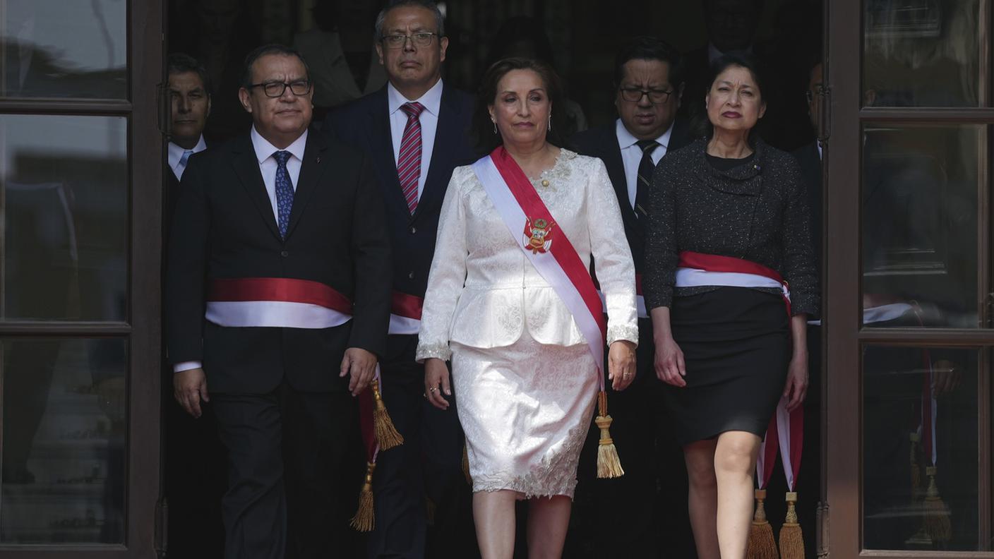 La presidente peruviana Dina Boluarte con i nuovi ministri