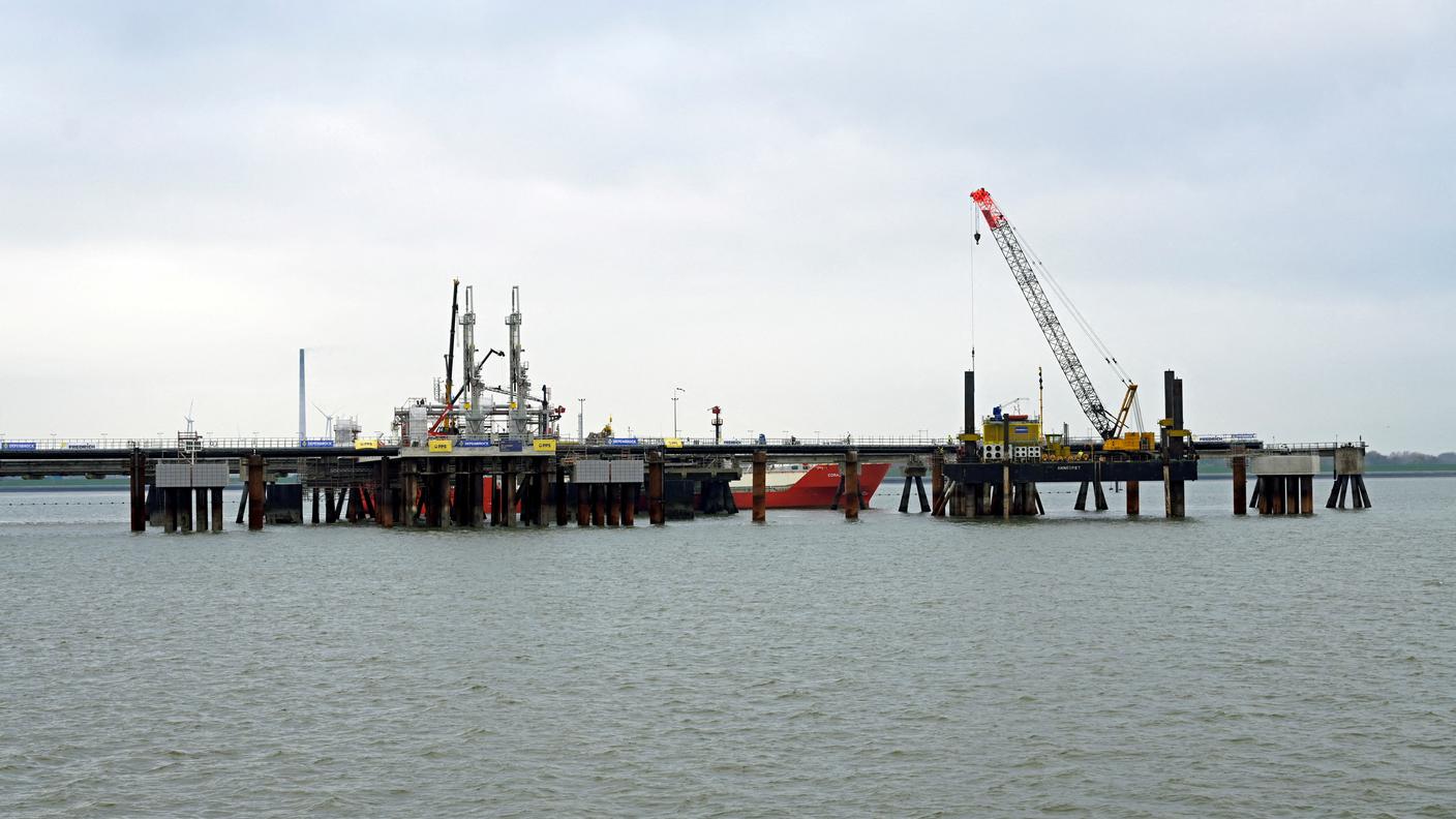 Il terminal realizzato in pochi mesi a Wilhelmshaven dove si attende l'arrivo della nave che funge da cisterna e da rigassificatore