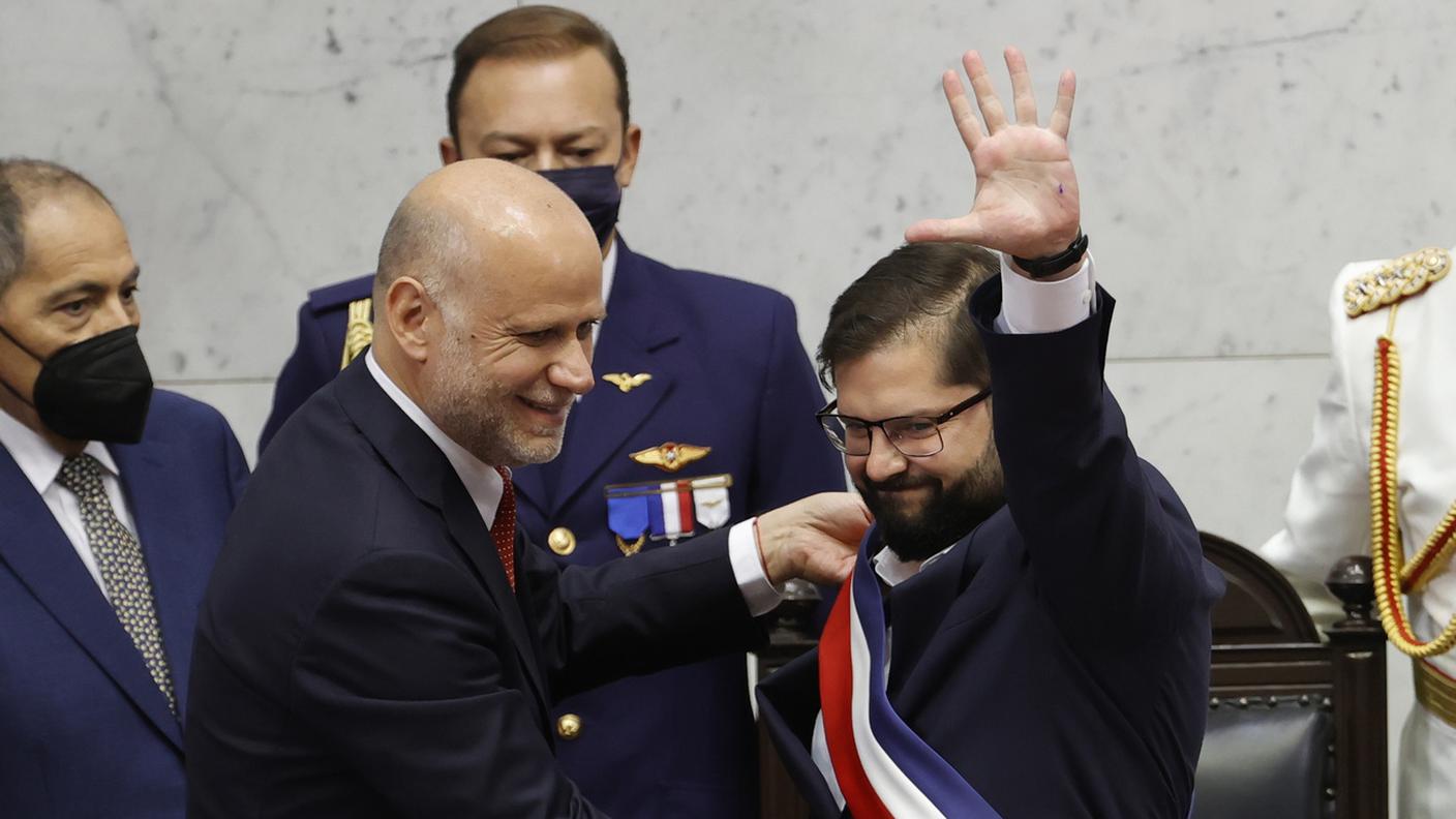 Il presidente del senato cileno Alvaro Elizalde (a sinistra)