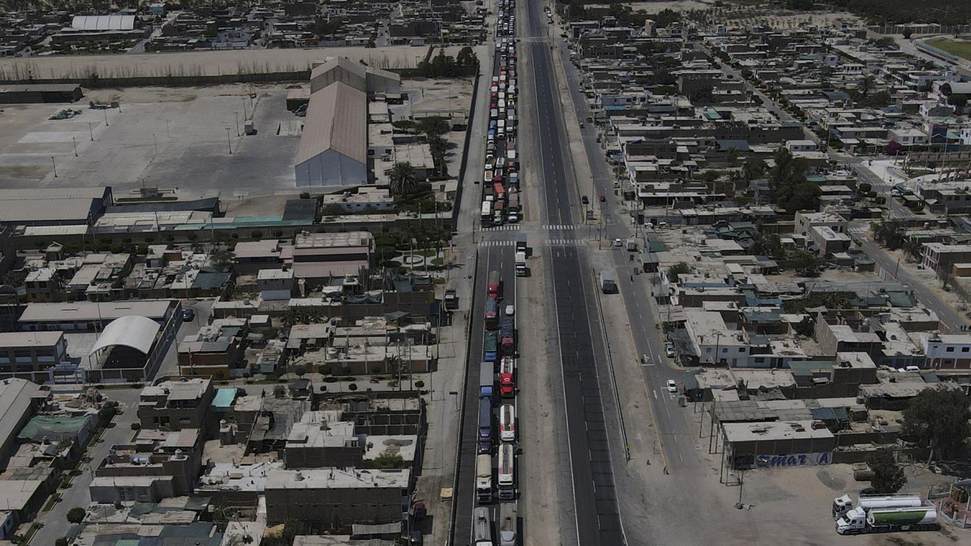 Camion incolonnati sulla Panamericana, bloccata dai manifestanti