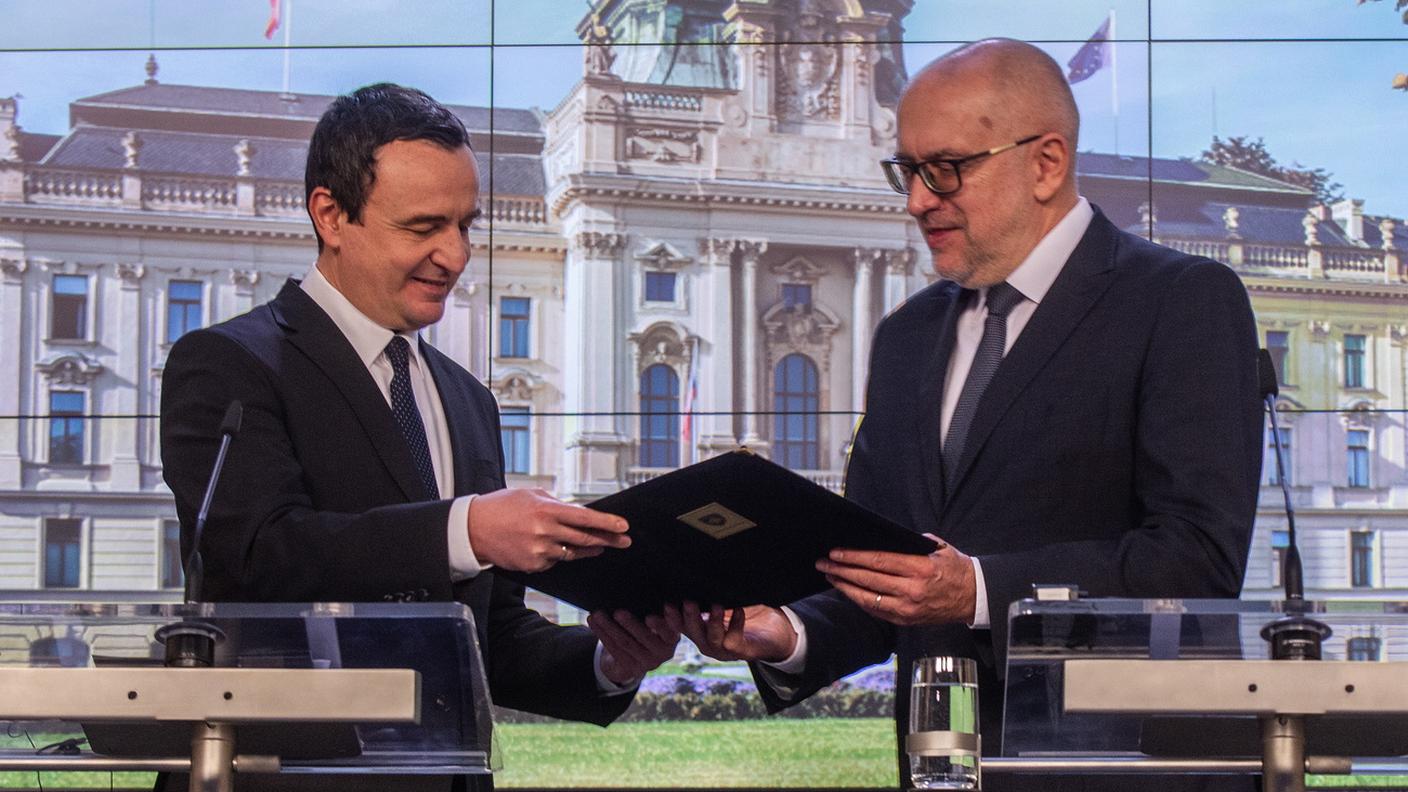Il premier kosovaro Albin Kurti ha consegnato la richiesta formale al ministro degli affari europei ceco Mikulas Bek. Praga è presidente di turno dell'UE