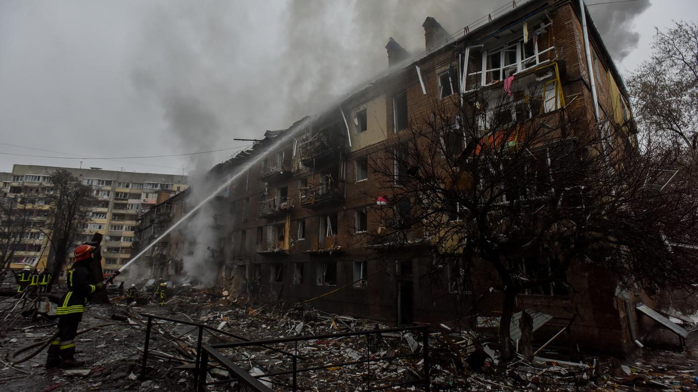 I russi bombardano abitazioni e infrastrutture civili e non militari in Ucraina