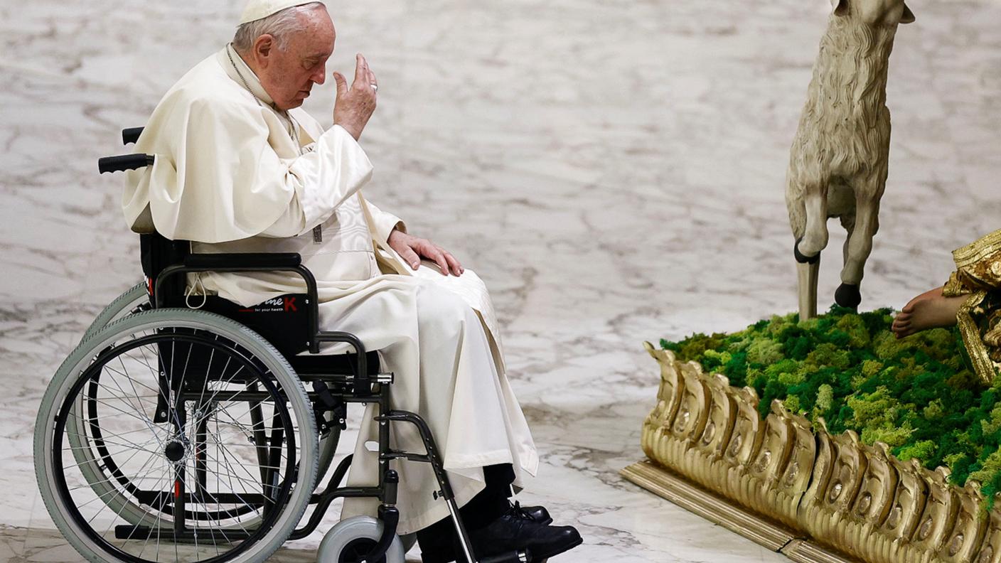 In sedia a rotelle per i problemi a un ginocchio