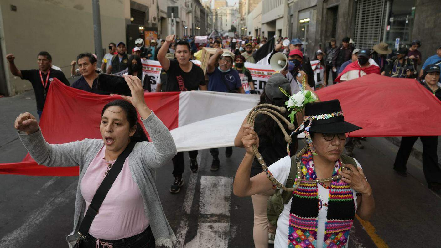 Dopo due settimane di proteste il Parlamento peruviano anticipa le elezioni
