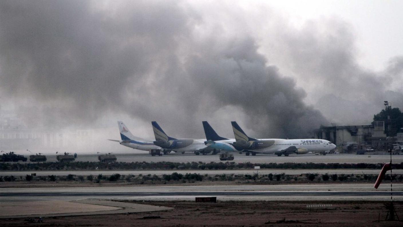 L'aeroporto di Karachi dopo l'attacco