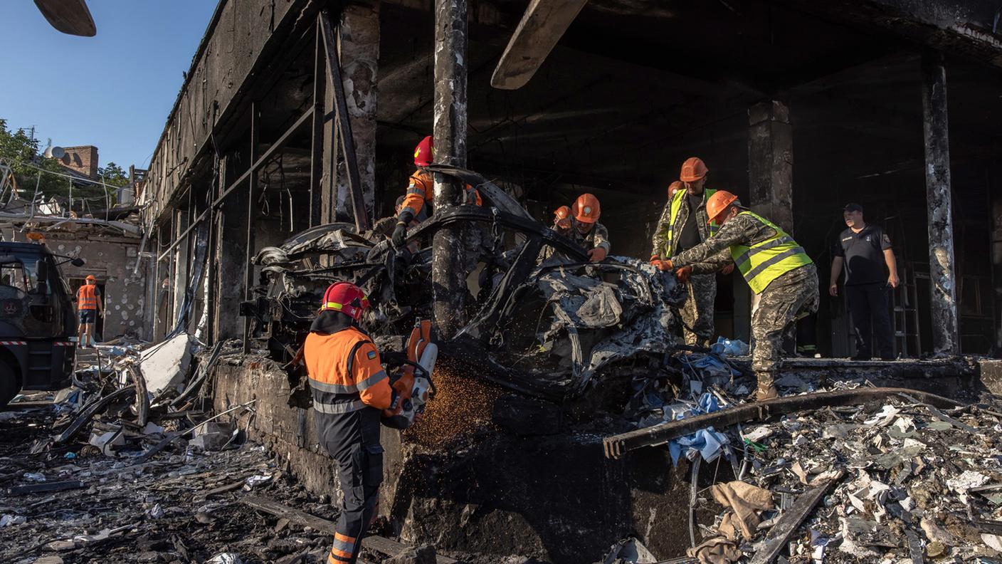 Si lavora per rimuovere le macerie provocate dai bombardamenti russi su obiettivi civili
