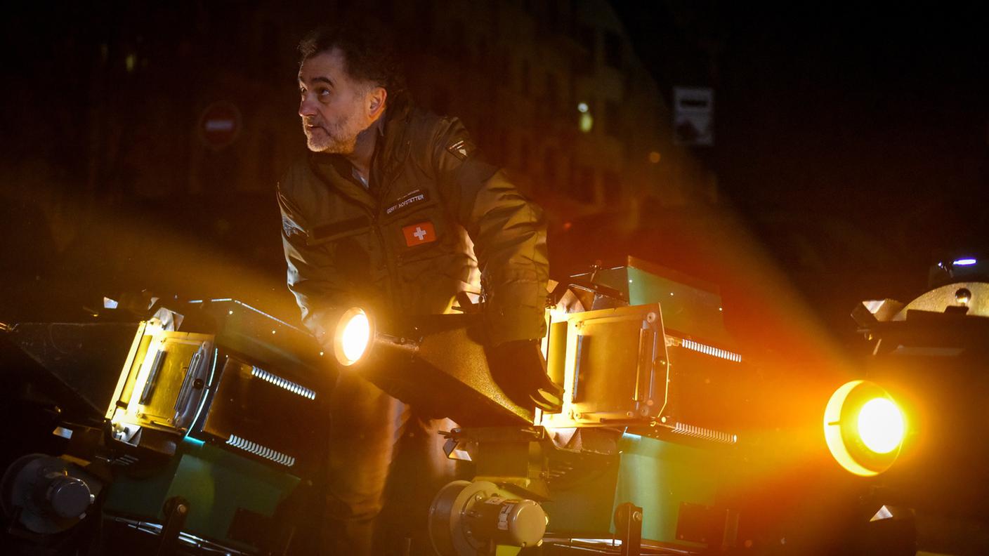 L'artista Gerry Hofstetter lavora con i proiettori durante la sua performance di luci a Kiev
