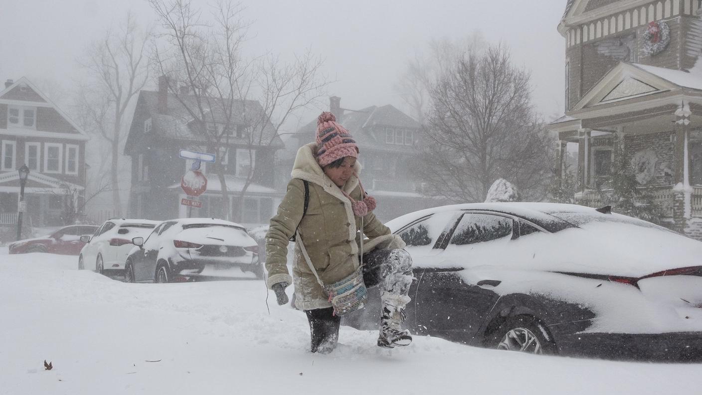 La neve abbondante portata dalla tempesta sommerge una via di Buffalo sabato