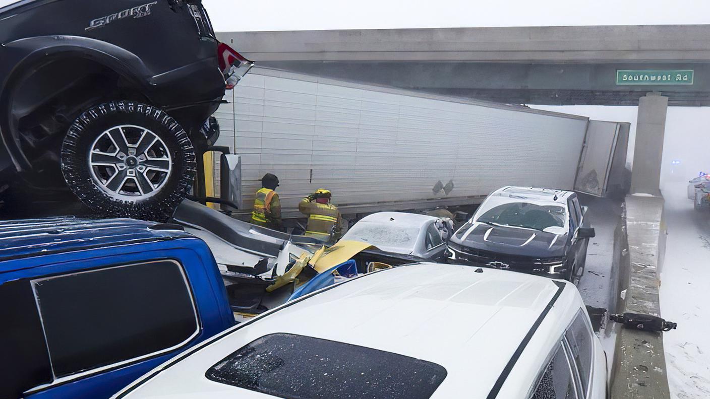 Una collisione multipla avvenuta in Ohio sabato e provocata dal fondo stradale gelato