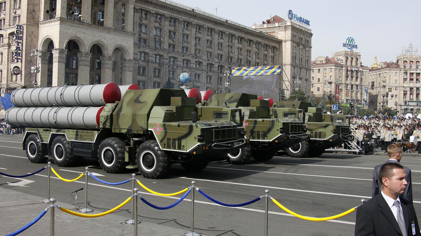 Tre veicoli con sistemi S-300 ucraini durante una parata, a Kiev, nel 2014