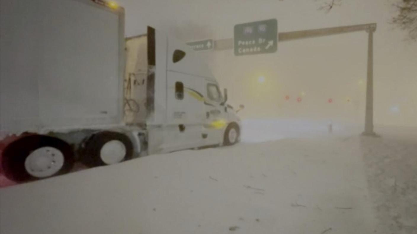 Un autotreno americano affronta strade ghiacciate e visibilità scarsa mentre va in Canada