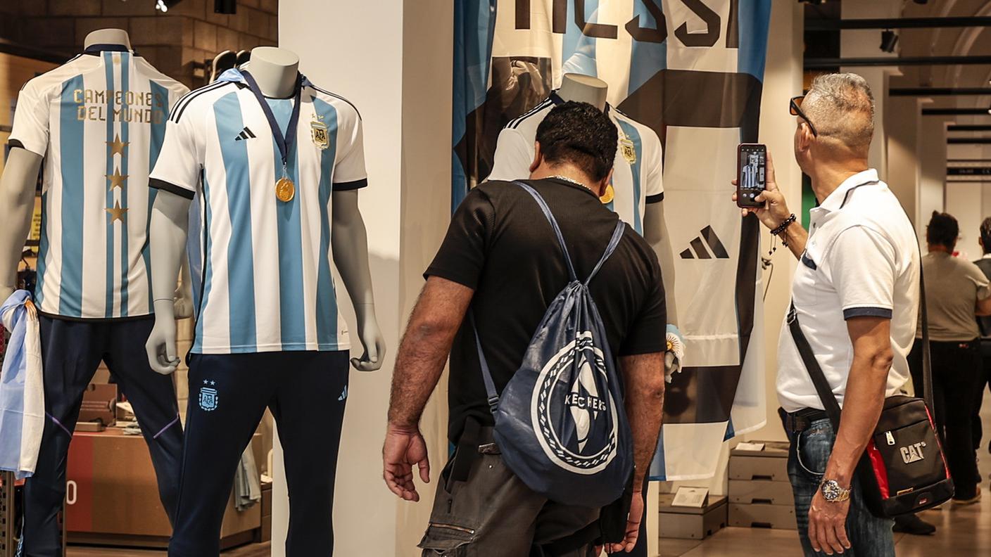 La maglia non era disponibile nei negozi fisici