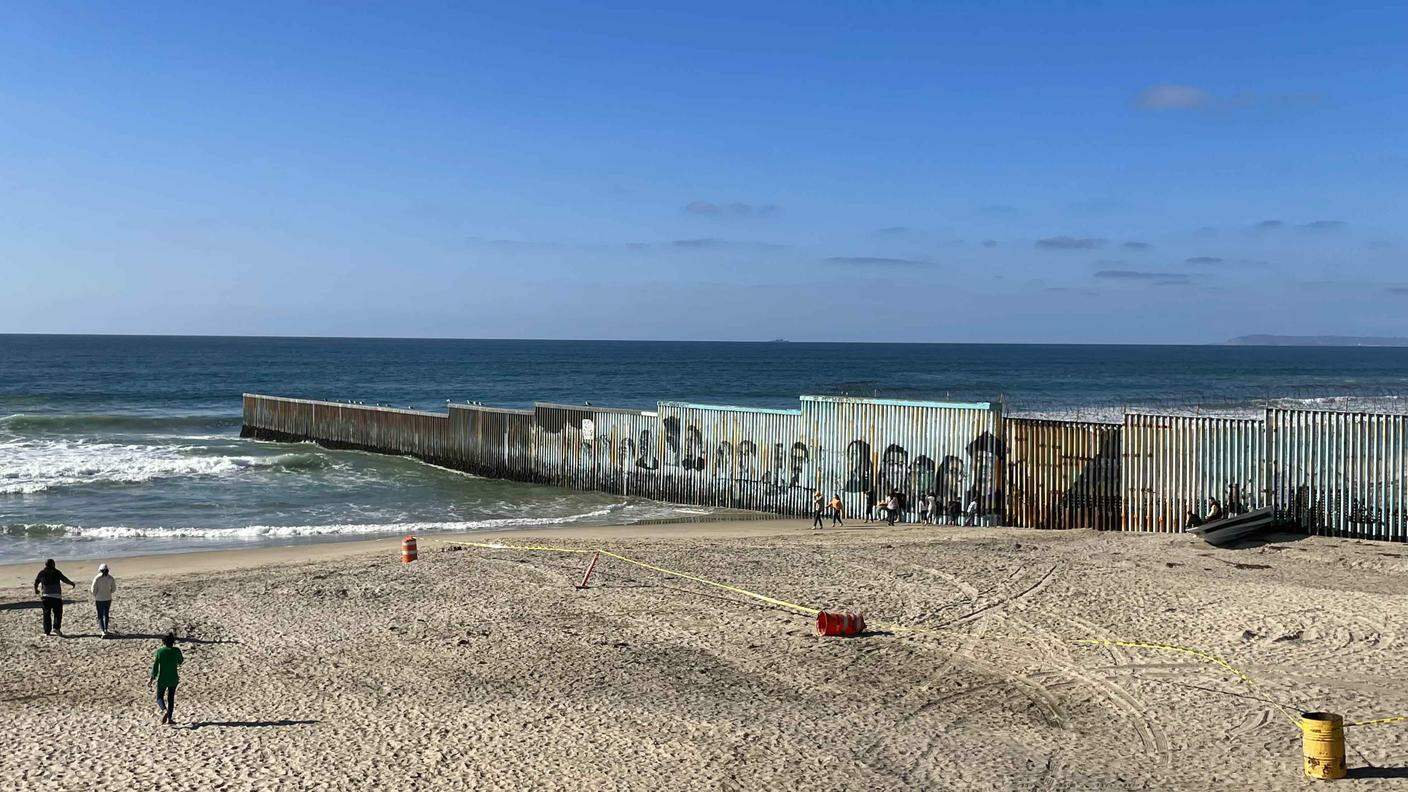 Il muro che separa la città di Tijuana dagli Stati Uniti fino ad entrare nell’Oceano Pacifico