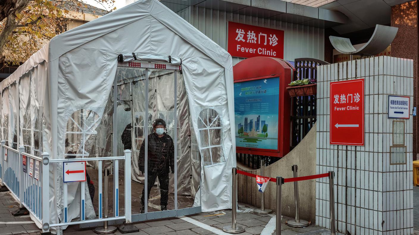 Ospedali cinesi - qui a Shanghai - in difficoltà di fronte al gran numero di positivi