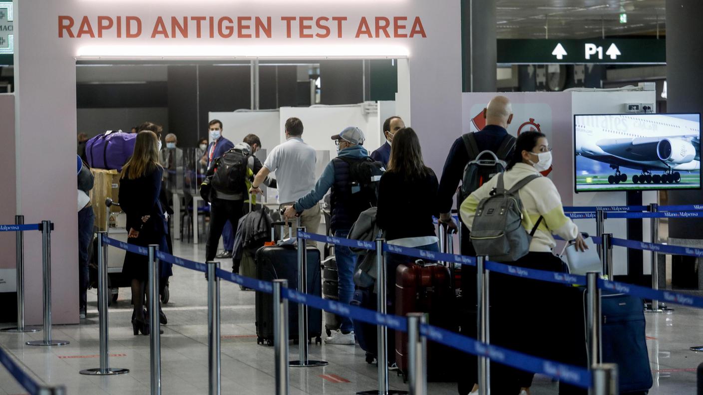 A Malpensa il test è facoltativo ma c'è chi lo chiede obbligatorio