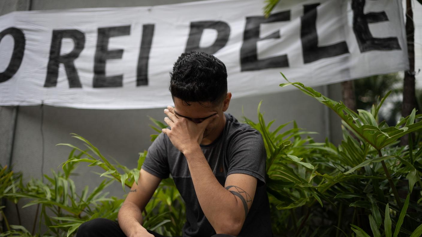 Un brasiliano piange davanti all'ospedale dove si è spento Pelé giovedì