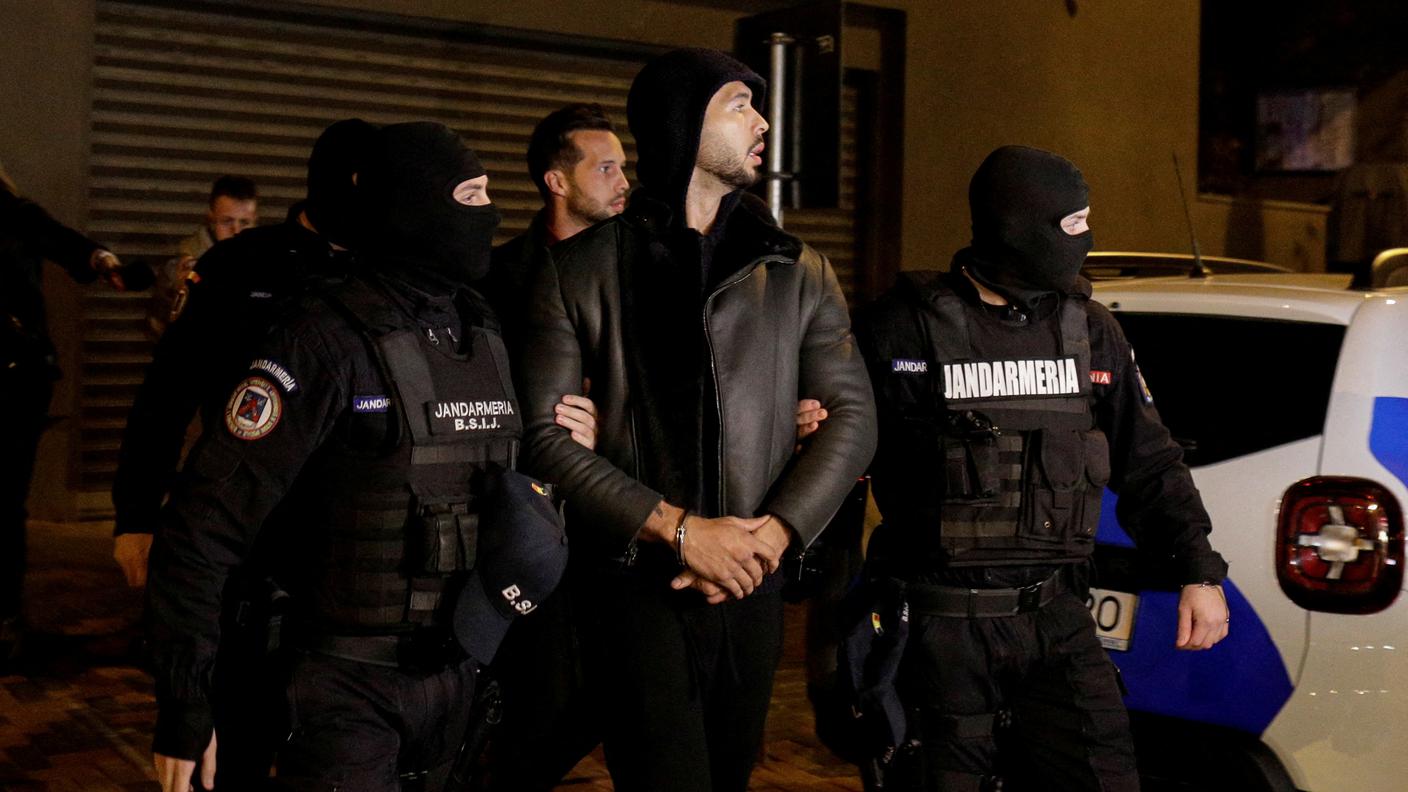 I fratelli Tate scortati dalla polizia dopo l'udienza