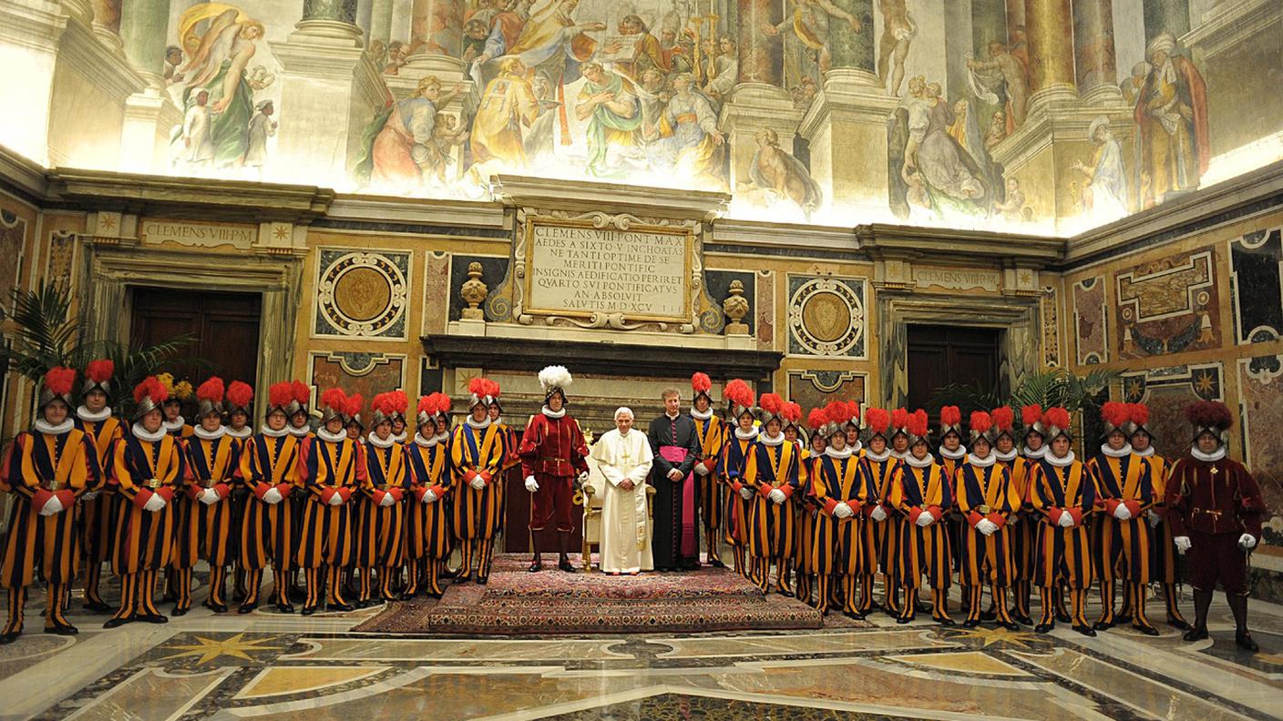 Benedetto XVI con le guardie nel 2011