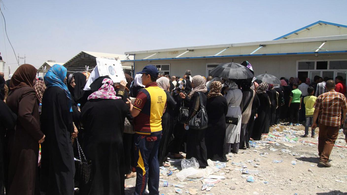 Decine di cittadini fuggiti da Mosul arrivano a un campo profughi