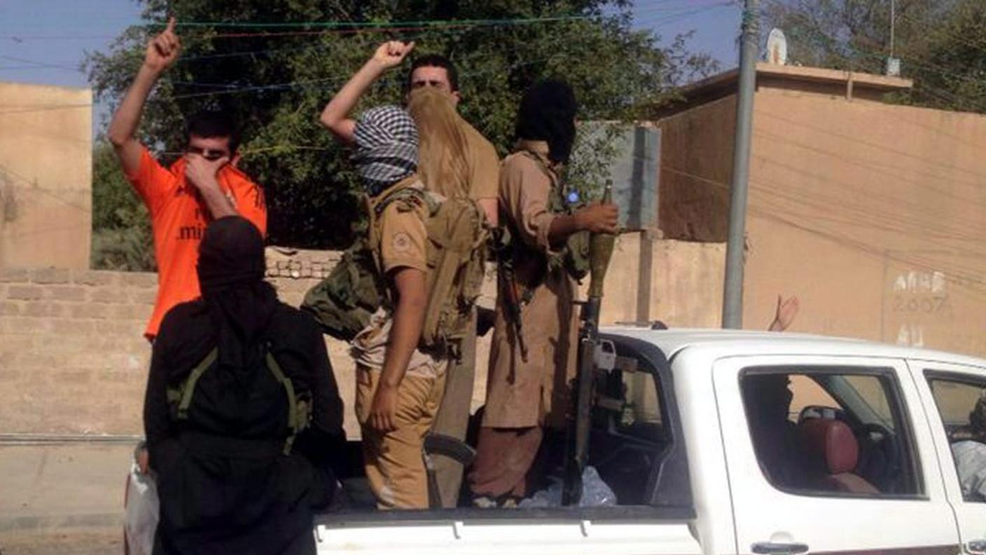 Uomini armati in una strada di Tikrit