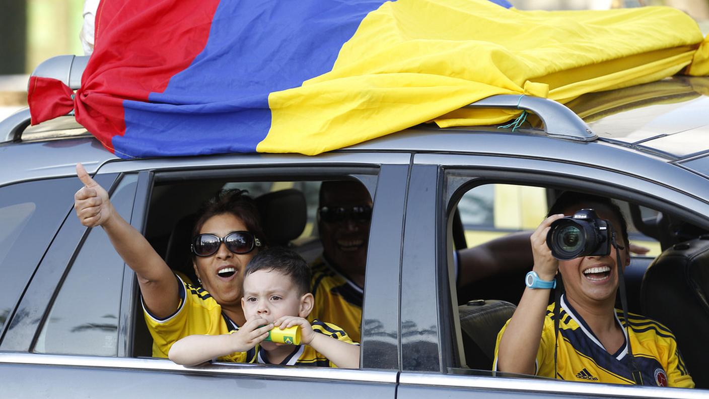 Tifosi colombiani diretti verso lo stadio Maracanà di Rio de Janeiro