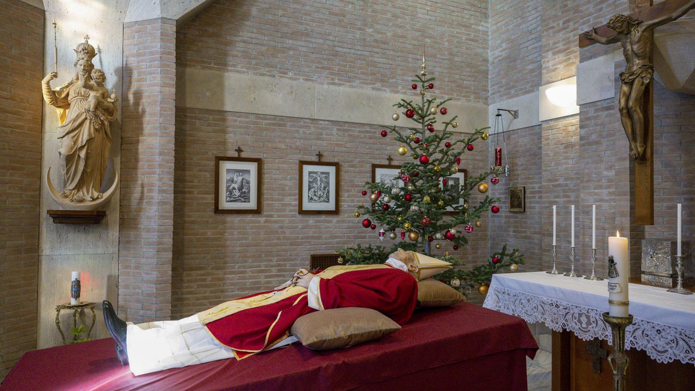 Il corpo di Joseph Ratzinger nella cappella del monaster Mater Ecclesiae