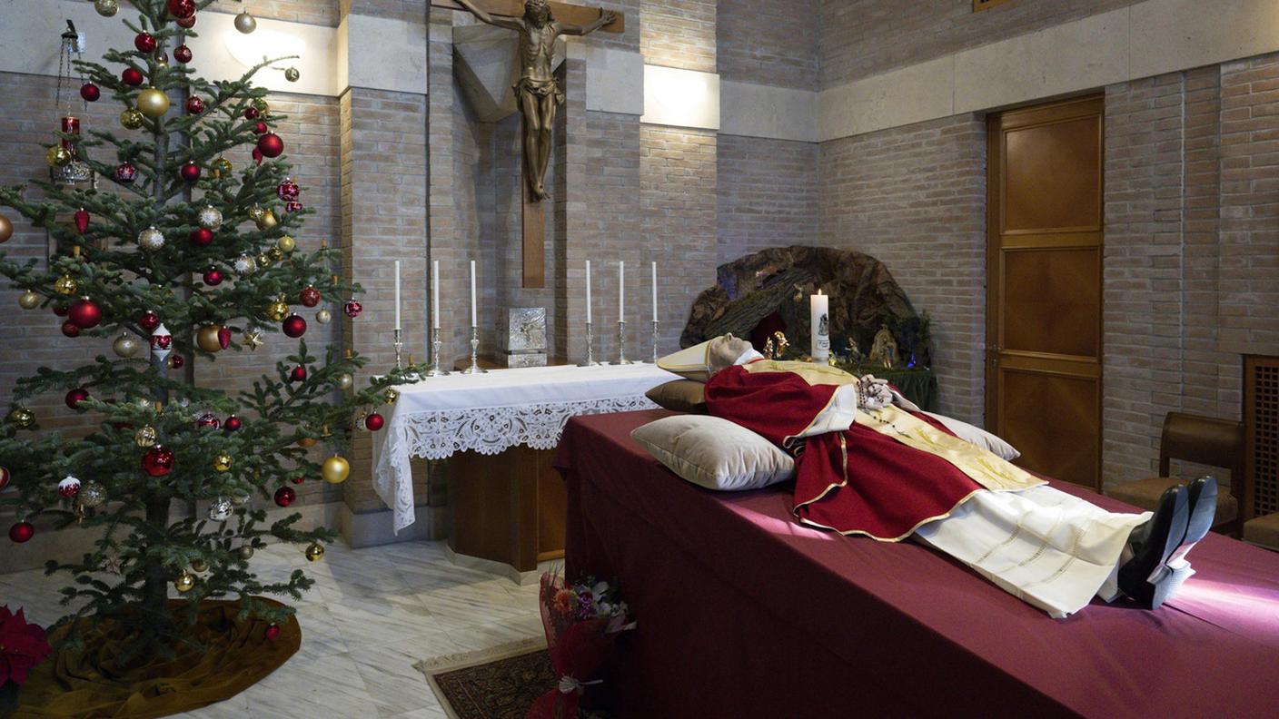 La salma del Papa emerito Joseph Ratzinger nella cappella del monastero Mater Ecclesiae