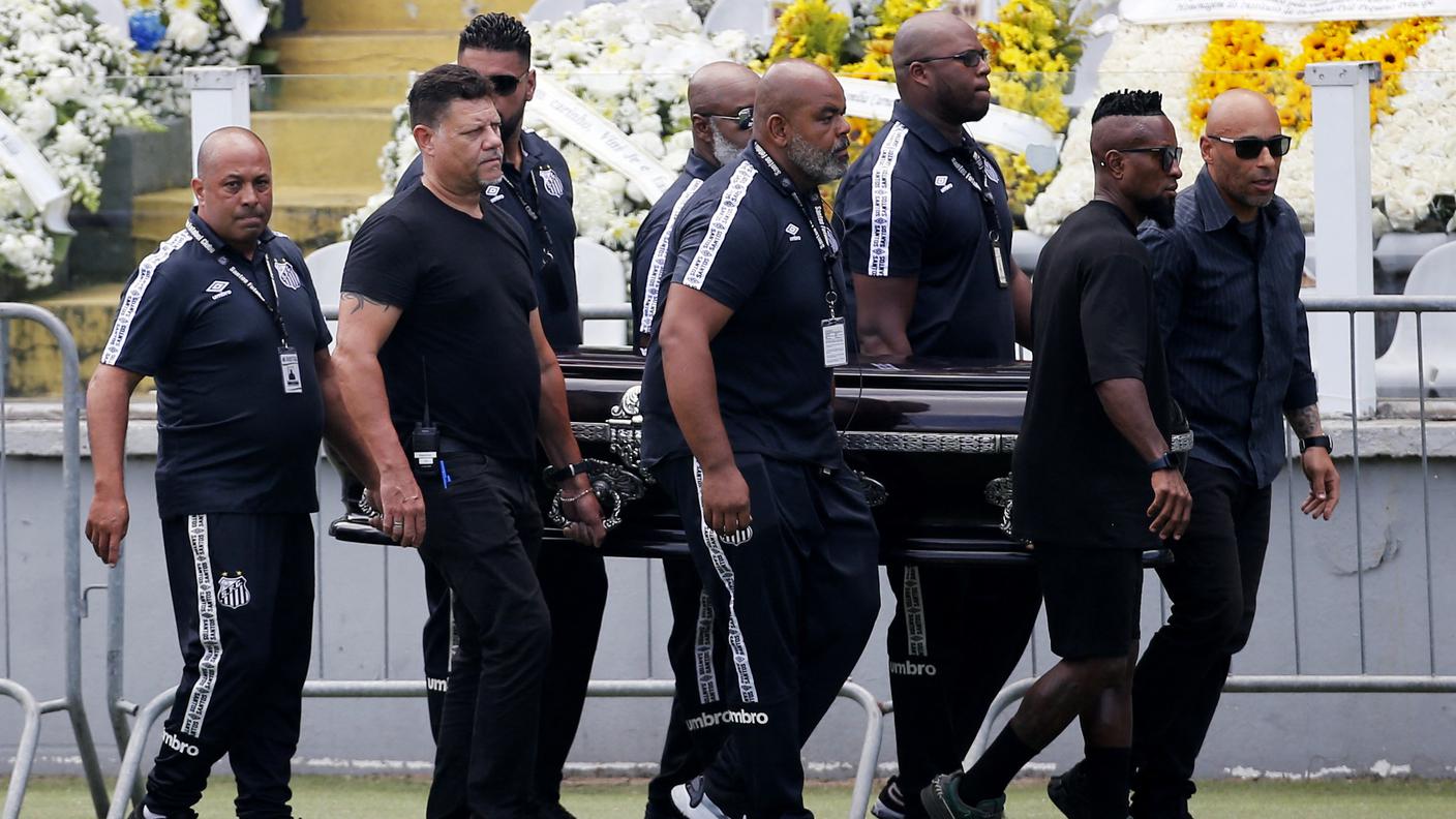 L'arrivo del feretro allo stadio del Santos